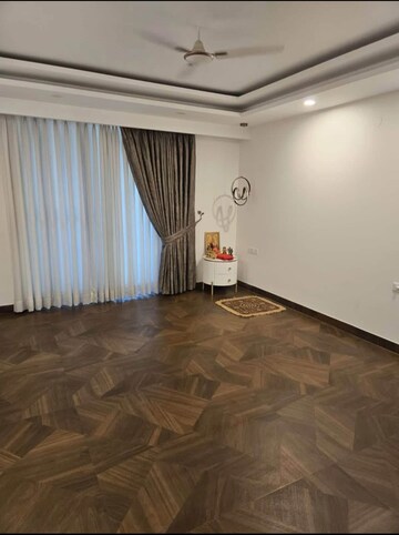 Room in 1.5 BHK Apartment at DLF Building 10, Dlf Phase ii – for Rent