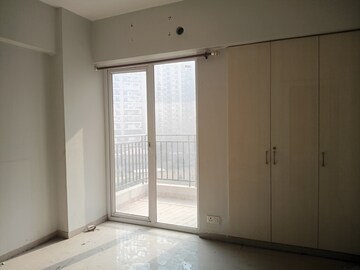 Room in 3 BHK Apartment at Nirala Estate, Tech Zone 4 Greater Noida – for Sale
