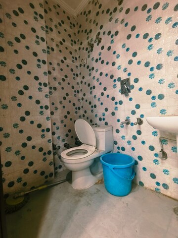 Attached Bathroom in 3 BHK Builder Floor at Dwarka Mor – for Rent