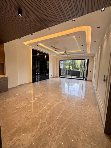 Parking in 3.5 BHK Apartment at DLF Building 10, Dlf Phase ii – for Rent