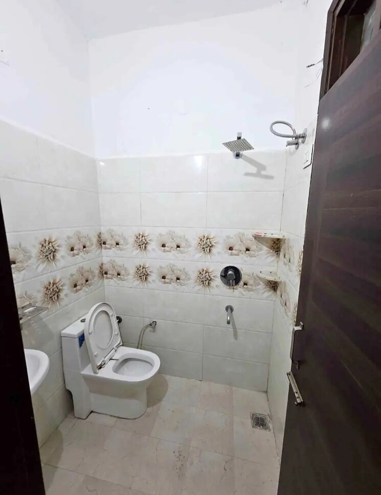 Attached Bathroom, dhakoli 3 Bedroom 150 Sq.Yd. Apartment In Dhakoli Zirakpur 9654923