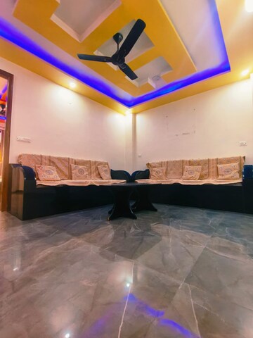 Room in 3 BHK Builder Floor at Dwarka Mor – for Rent