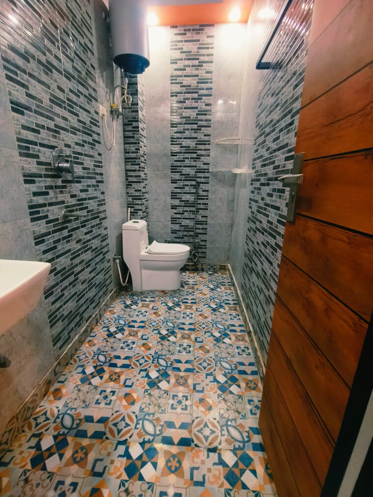 Bathroom, dwarka mor 3 Bedroom 1080 Sq.Ft. Builder Floor In Dwarka Mor Delhi 9654916
