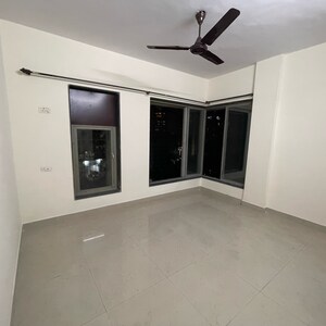 Room in 2 BHK Apartment at Sameer Apartments, Yari Road – for Rent