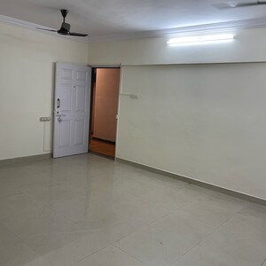 Room in 2 BHK Apartment at Sameer Apartments, Yari Road – for Rent