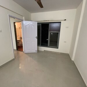 Room in 2 BHK Apartment at Sameer Apartments, Yari Road – for Rent