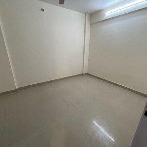 Room in 2 BHK Apartment at Sameer Apartments, Yari Road – for Rent