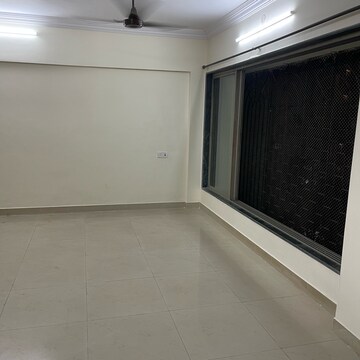 Room in 2 BHK Apartment at Sameer Apartments, Yari Road – for Rent