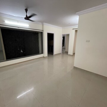 Room in 2 BHK Apartment at Sameer Apartments, Yari Road – for Rent