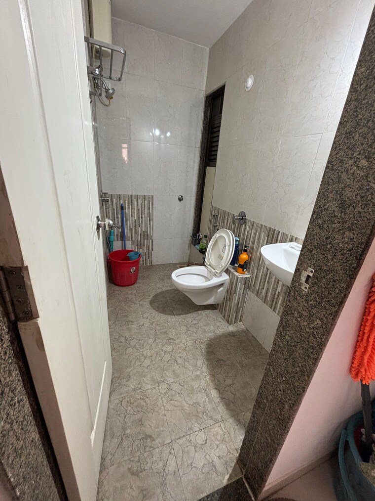 Bathroom, teenmurti-summit 2 Bedroom 683 Sq.Ft. Apartment In Borivali East Mumbai 9654973