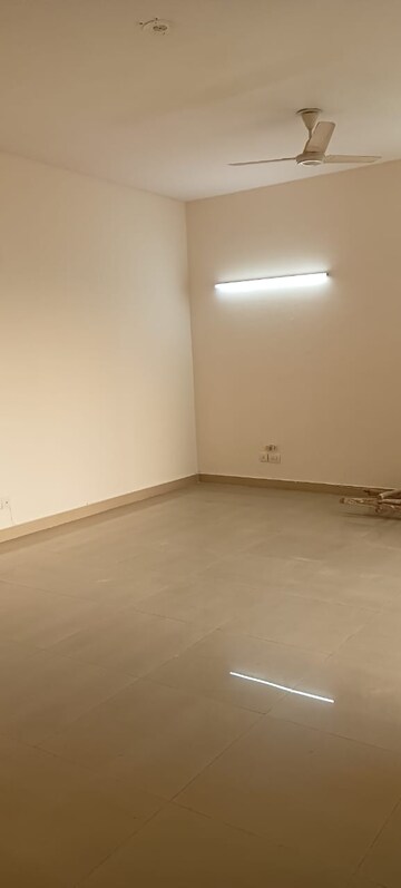 Room in 3.5 BHK Apartment at Ardee City Palm Grove Heights, Sector 52 – for Rent