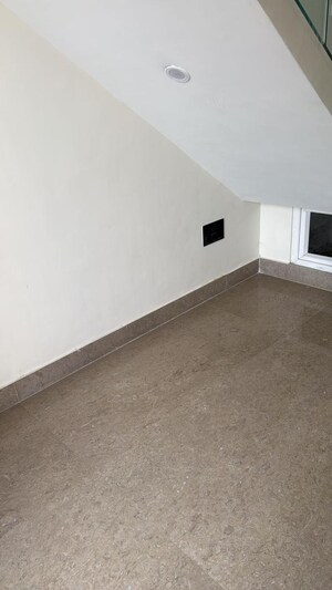 Room in 6 BHK Independent House at Jaypee The Castle III, Sector Swarn Nagri – for Sale