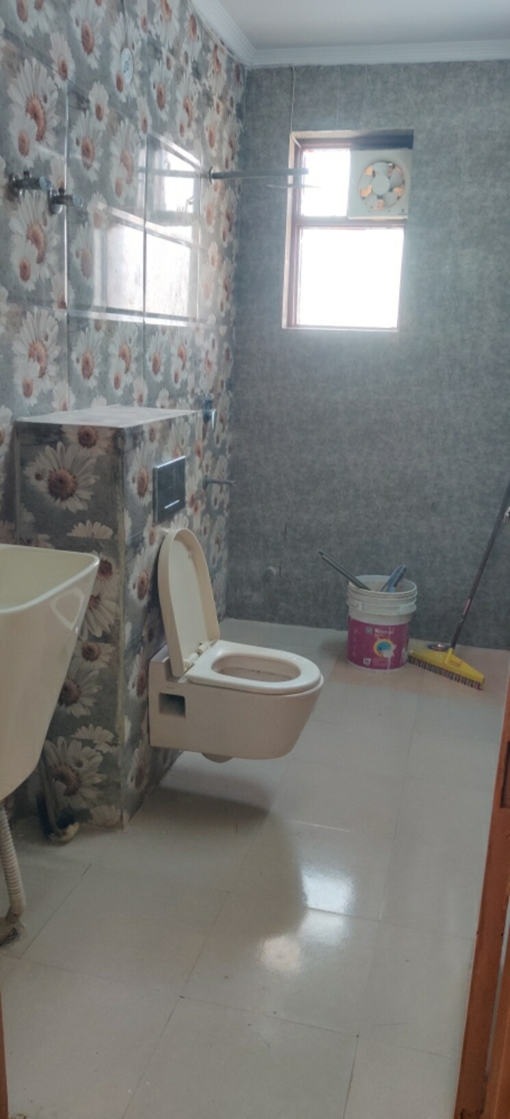 Bathroom, green fields colony 4 Bedroom 350 Sq.Yd. Builder Floor In Green Fields Colony Faridabad 9655304
