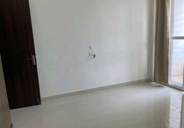 Room in 4 BHK Apartment at Kalidas Road – for Sale