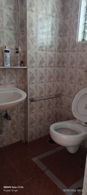 Bathroom in 3 BHK Apartment at Windsor Tower, Andheri West – for Sale