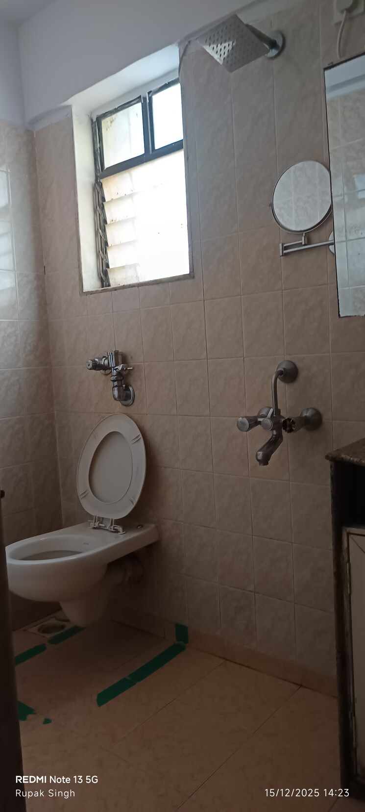 Attached Bathroom, windsor-tower 3 Bedroom 1100 Sq.Ft. Apartment In Andheri West Mumbai 9655381