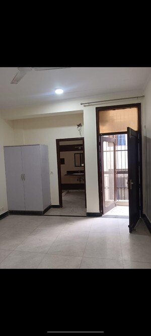 Room in 3 BHK Builder Floor at DDA HIG Jasola, Jasola – for Rent