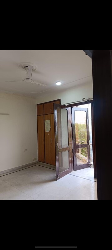 Room in 3 BHK Builder Floor at DDA HIG Jasola, Jasola – for Rent