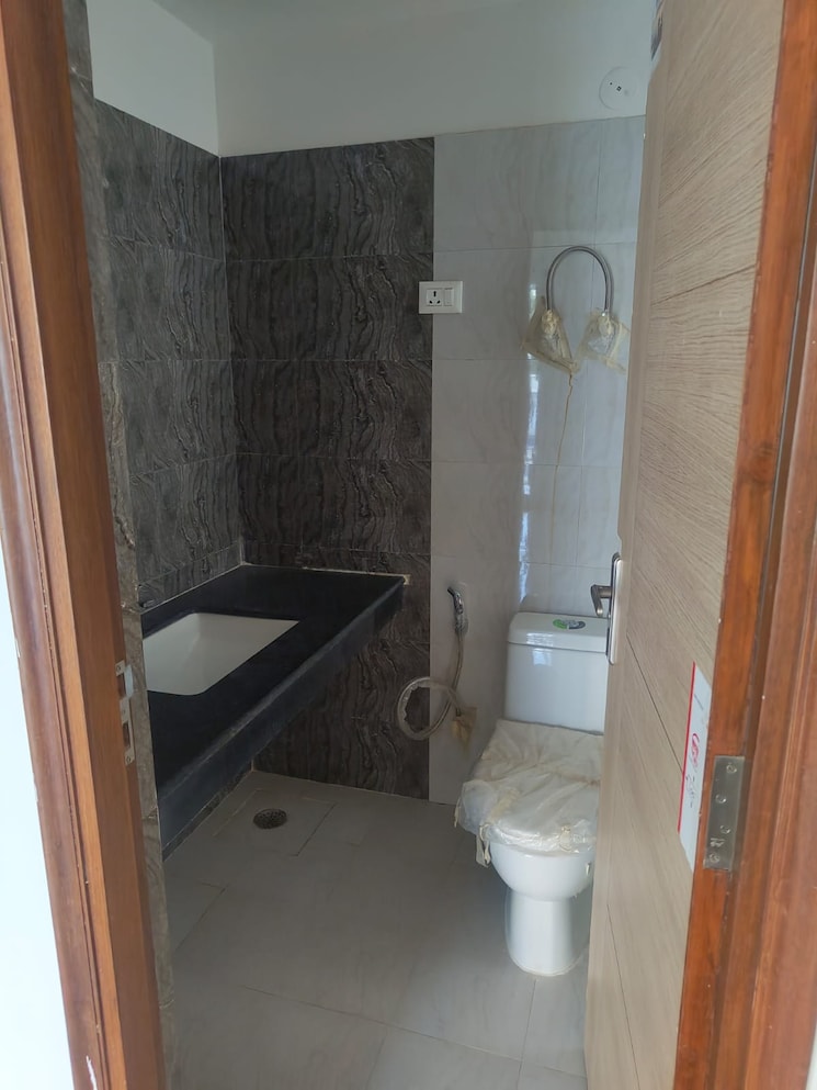 Bathroom, sector 77 3.5 Bedroom 1702 Sq.Ft. Apartment In Sector 77 Faridabad 9655426