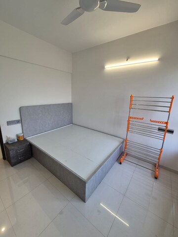 Room in 2 BHK Apartment at Nyati Evolve 1, Magarpatta City – for Rent