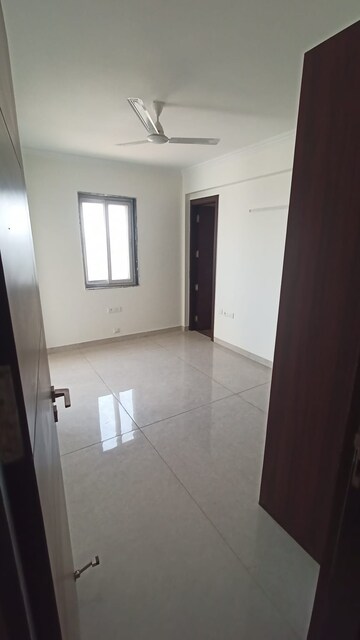 Room in 2 BHK Apartment at Signature Global Prime, Sector 63a – for Rent