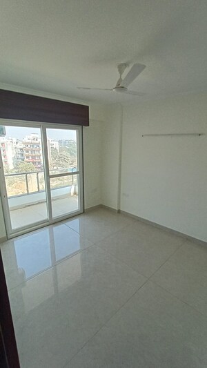 Room in 2 BHK Apartment at Signature Global Prime, Sector 63a – for Rent