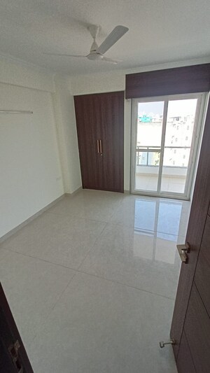 Room in 2 BHK Apartment at Signature Global Prime, Sector 63a – for Rent