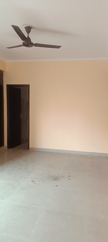 Room in 3 BHK Apartment at Gardenia Golf City, Sector 75 – for Rent