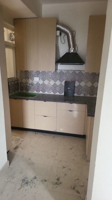 Room in 2 BHK Apartment at Signature Global Prime, Sector 63a – for Rent