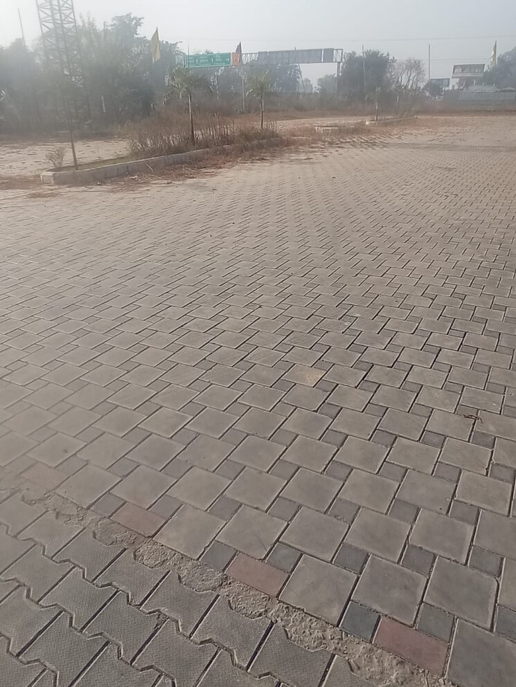 Nearby, ludhiana chandigarh hwy Commercial Land 107 Sq.Yd. In LudhianA Chandigarh Hwy Mohali 9639269