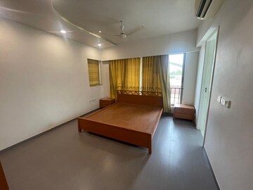 Room in 4 BHK Apartment at Thaltej – for Rent