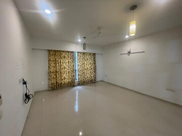 Room in 4 BHK Apartment at Thaltej – for Rent
