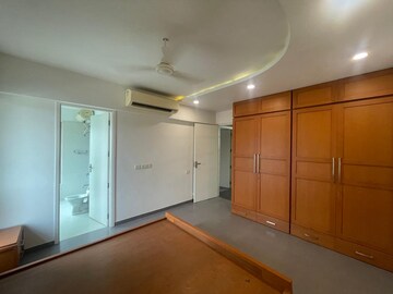 Room in 4 BHK Apartment at Thaltej – for Rent