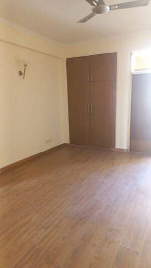 Room in 3 BHK Apartment at Parsvnath Green Ville, Sector 48 – for Rent