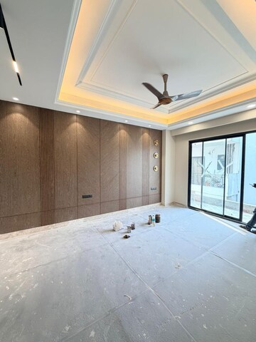 Room in 3 BHK Builder Floor at Empire Floors, Sector 57 – for Sale