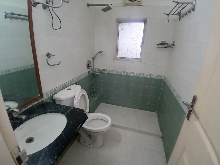 Bathroom, dlf-trinity-towers 4 Bedroom 2558 Sq.Ft. Apartment In Dlf Phase V Gurgaon 9656219