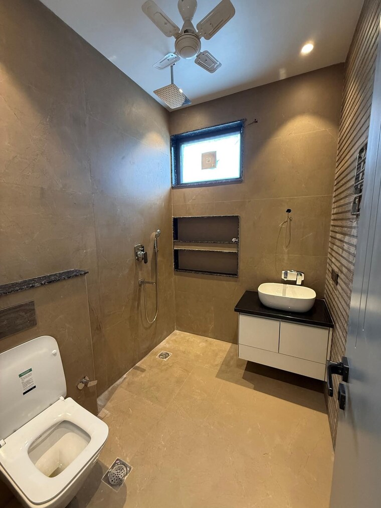 Bathroom, freedom fighters enclave 3 Bedroom 1600 Sq.Ft. Apartment In Freedom Fighters Enclave Delhi 9656257