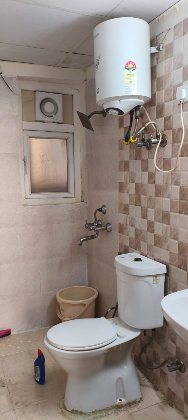 Bathroom, amrapali-silicon-city 2 Bedroom 1075 Sq.Ft. Apartment In Sector 76 Noida 9656260