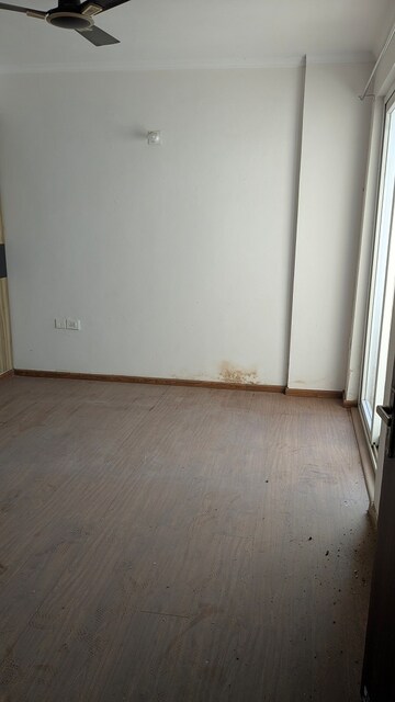 Room in 2.5 BHK Apartment at Amrapali Leisure Park, Amrapali Leisure Valley – for Sale