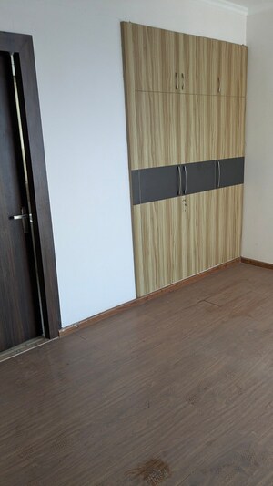 Room in 2.5 BHK Apartment at Amrapali Leisure Park, Amrapali Leisure Valley – for Sale