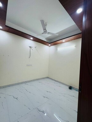 Room in 3 BHK Apartment at Paryavaran Complex – for Rent