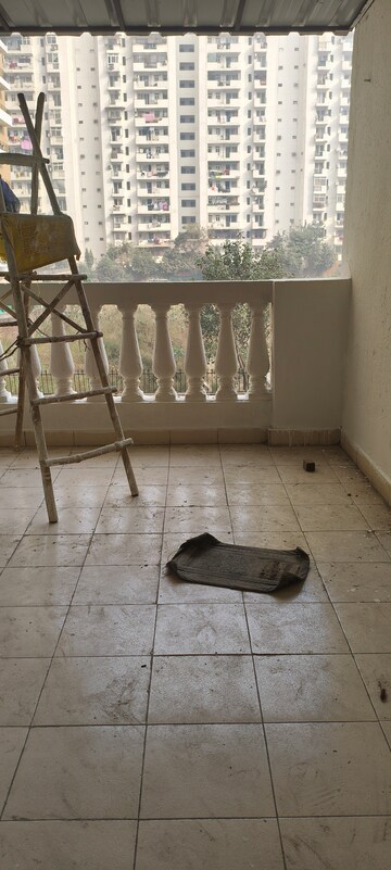 Team Area in 2 BHK Apartment at Amrapali Silicon City, Sector 76 – for Rent