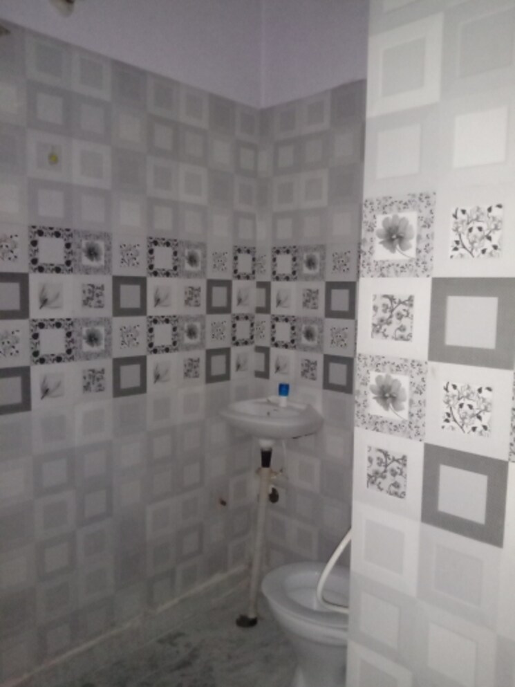 Bathroom, dwarka mor 2 Bedroom 500 Sq.Ft. Builder Floor In Dwarka Mor Delhi 9656650