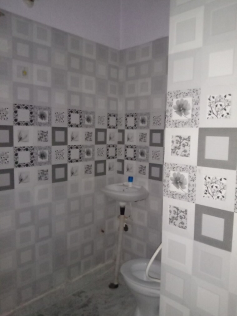 Bathroom, dwarka mor 2 Bedroom 500 Sq.Ft. Builder Floor In Dwarka Mor Delhi 9656650