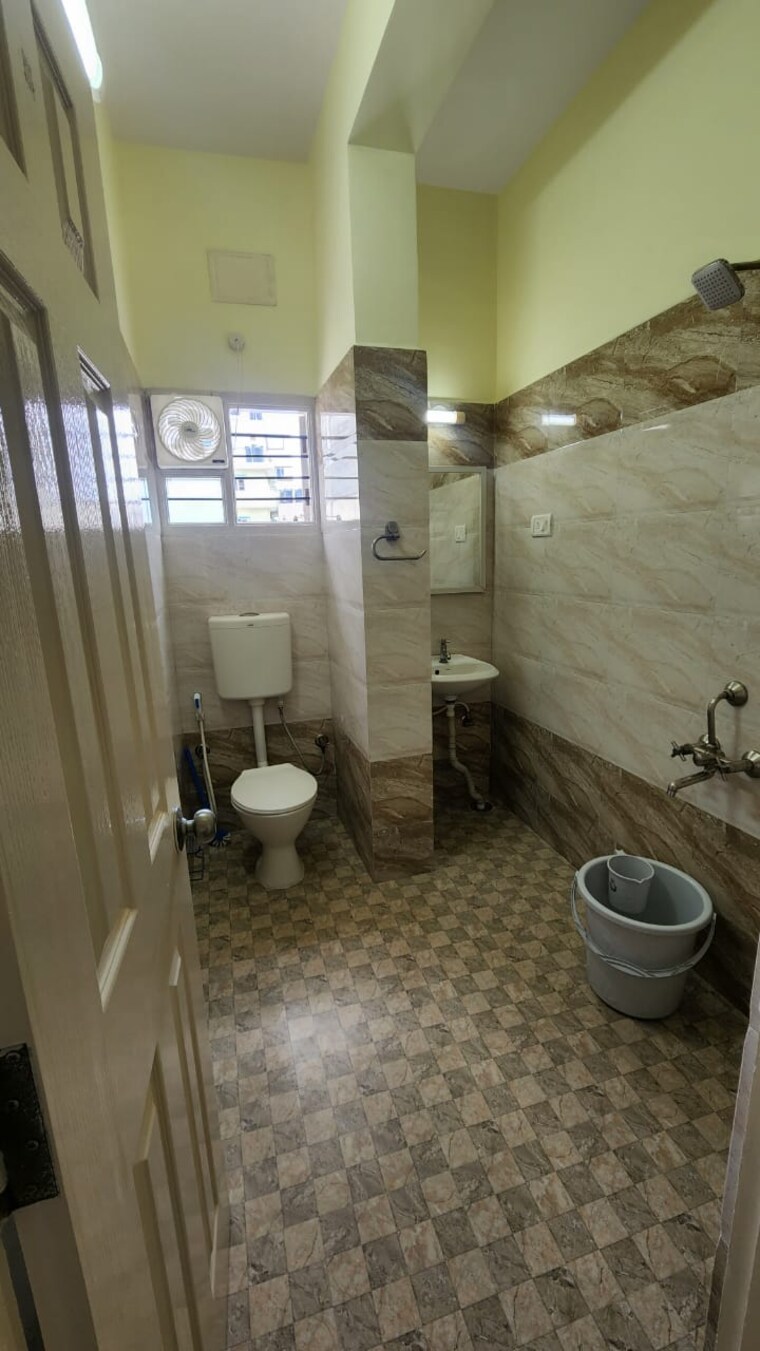 Bathroom, nirman vihar 3 Bedroom 192 Sq.Yd. Builder Floor In Nirman Vihar Delhi 9656839