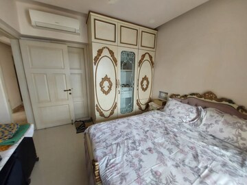 Bedroom in 3 BHK Apartment at Khar West – for Rent