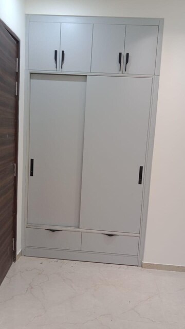 Room in 3 BHK Apartment at Smart World Orchard, Sector 61 – for Rent