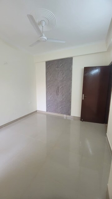 Room in 3 BHK Apartment at Amrapali Centurian Park, Tech Zone 4 Greater Noida – for Rent
