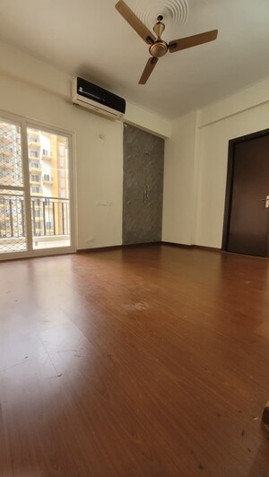 Room in 3 BHK Apartment at Amrapali Centurian Park, Tech Zone 4 Greater Noida – for Rent