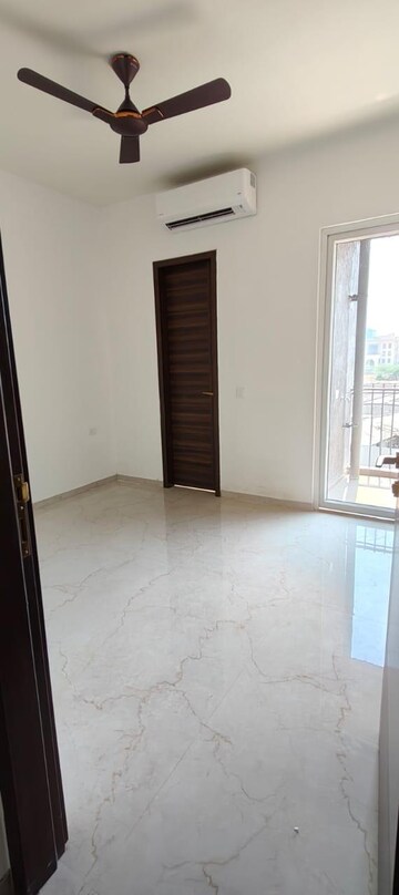 Room in 2.5 BHK Apartment at Smart World Orchard, Sector 61 – for Rent